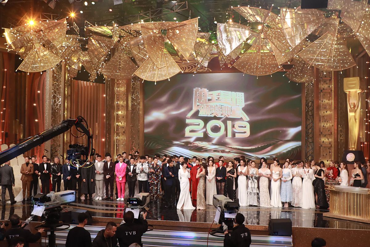 我是一家运营了10年的派对酒吧现在要举办第九届超级客户颁奖典礼在典礼开始前需要一个开场视频视频是以震撼的文字画面为主的你可以给我编写十组相关的文案吗