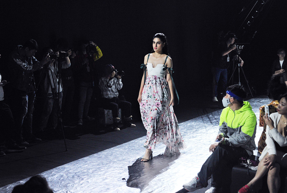 2024春夏时装周：Gucci、Versace、H&M等品牌发布新品，上海时装周规模超预期