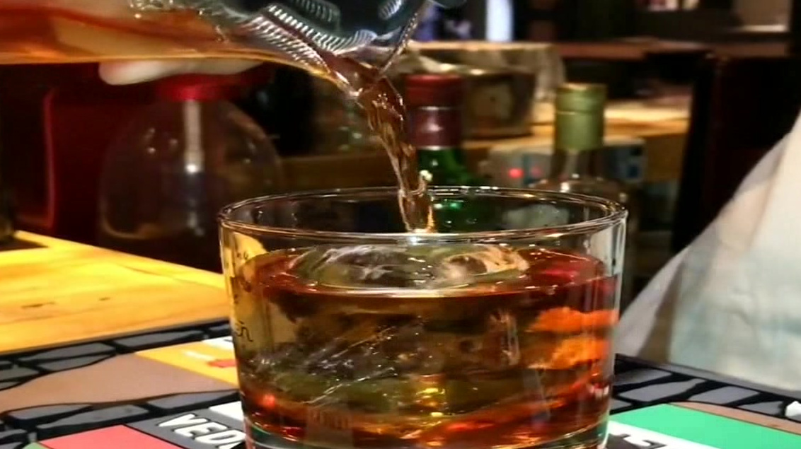 经典鸡尾酒《尼格罗尼》,最后橙皮提香,这是我最爱的鸡尾酒之一