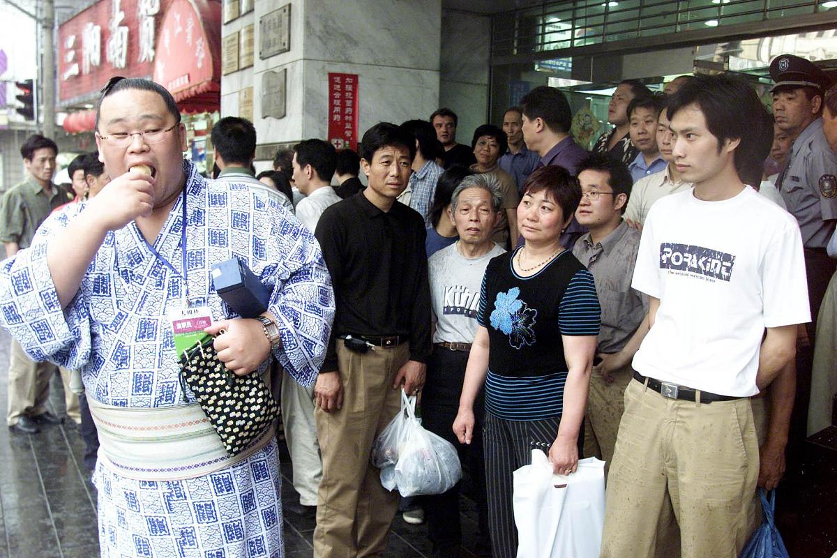 2004年6月8日,参加大相朴中国公演的日本大相扑们兴致勃勃的在上海游