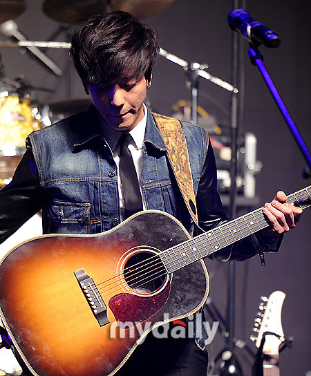 2012年3月26日,韩国音乐组合cnblue于上午在首尔举行了面向国内外媒体