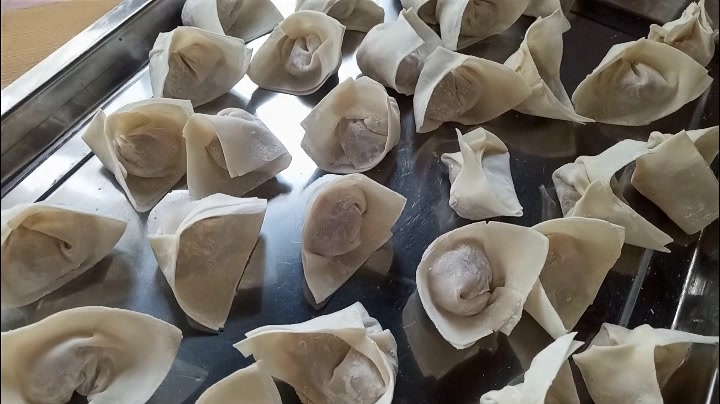 小孩子想吃馄饨,一块猪肉一碗面,做出薄皮大馄饨,一锅不够吃