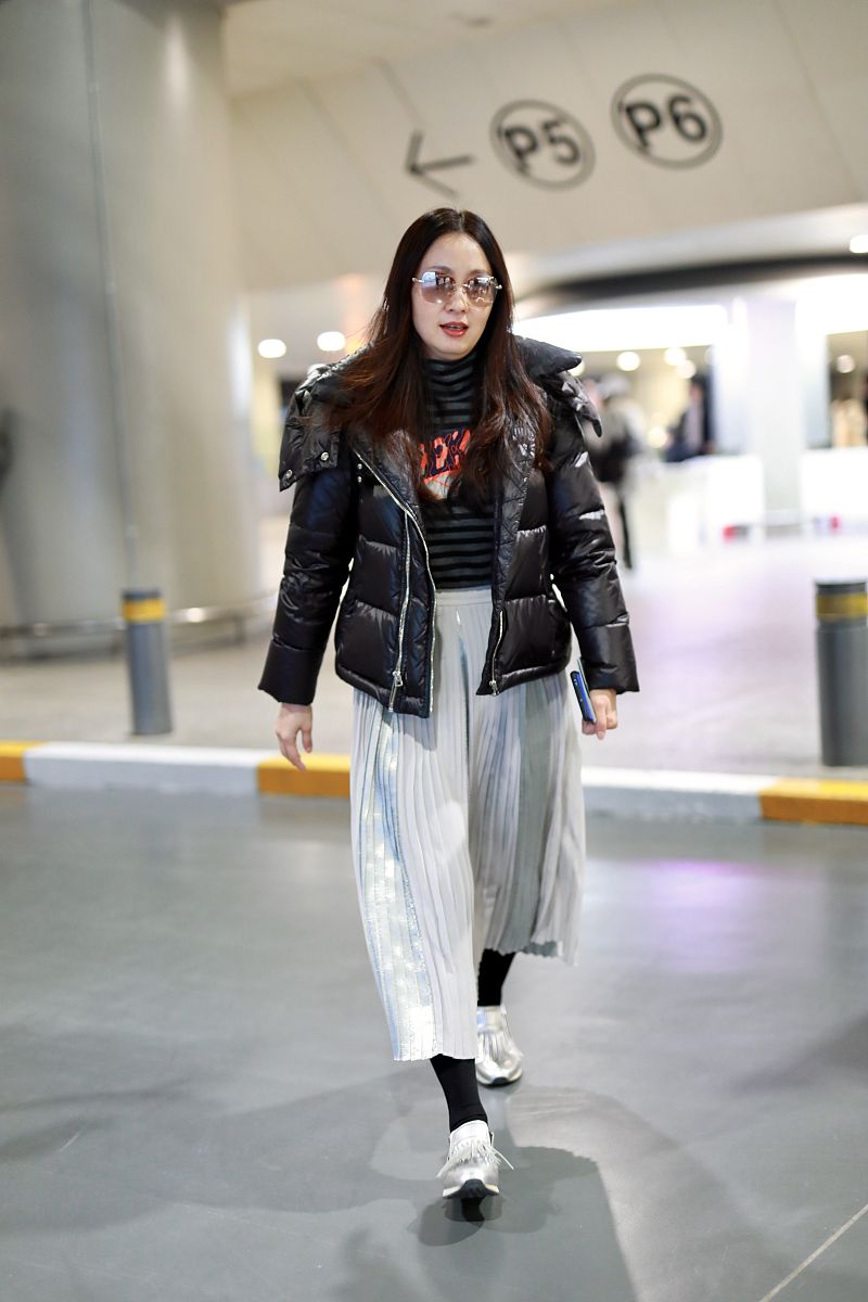 帮我撰写一篇秋冬时尚羽绒穿搭文案以描述服饰具体细节为主题服装类型厚实黑色中长款防风羽绒外套、雪白毛绒马甲外套、粉色中长款连帽羽绒外套