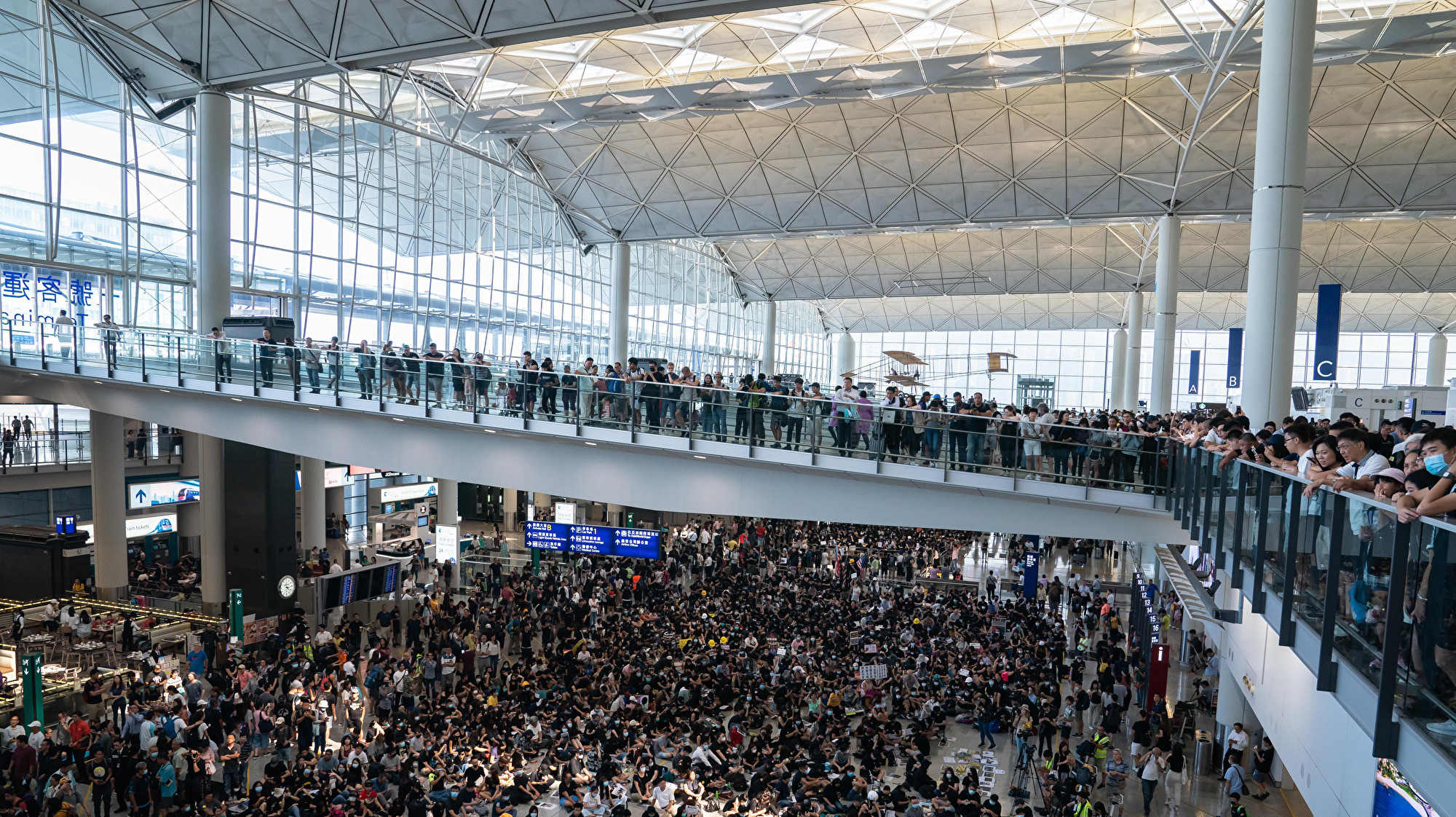 [图]乱港分子连续第二天发起机场集会