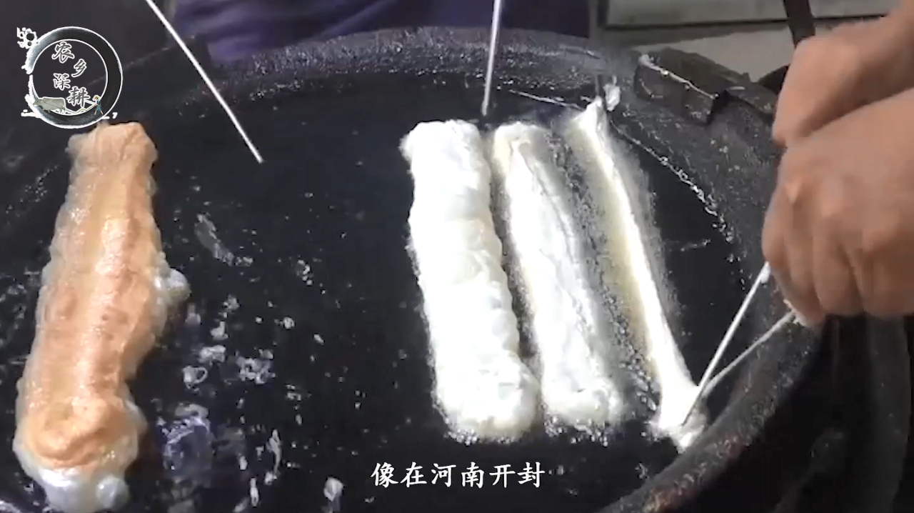 藏在巷子里的杠子油条,河南大爷炸了50年,一根6毛卖到火爆