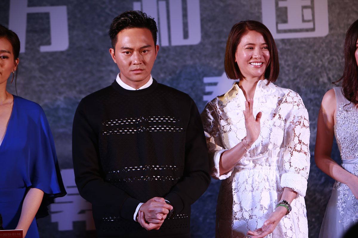 张智霖袁咏仪演唱会合唱《恋爱预告》  宣萱探班引争议