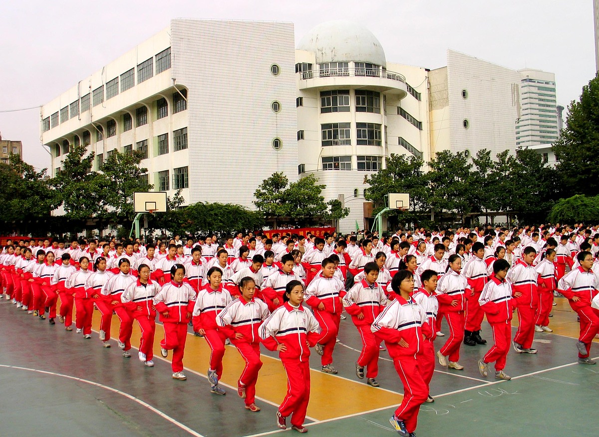 2005年10月22日,南京大学附属中学的学生在学校组织的趣味运动会上表