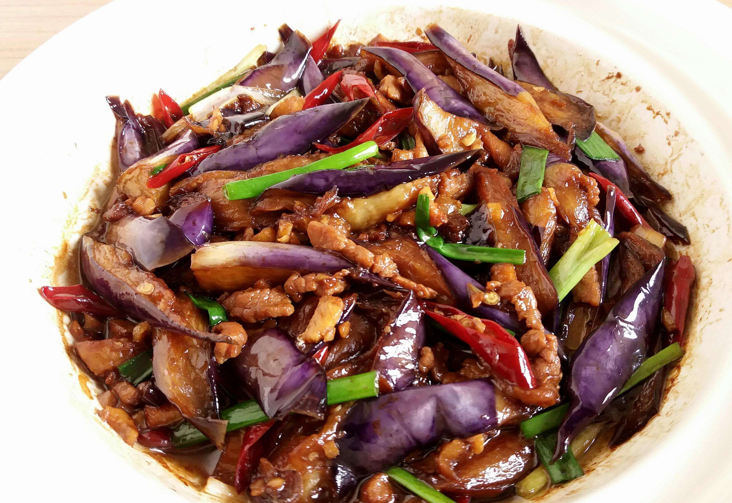 烧茄子时,别直接下锅!多加一点“它”茄子更咸香可口、下饭