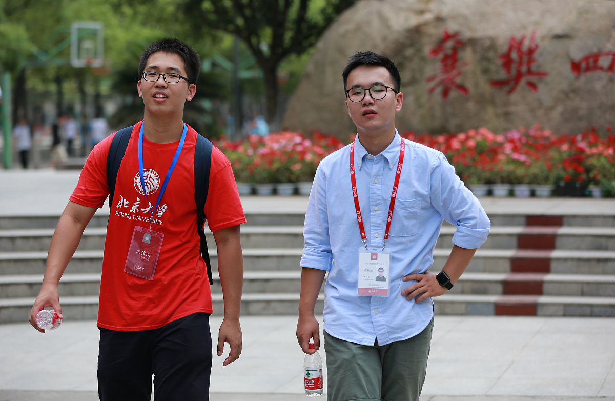 教育学专业大学生教师岗位面试自我介绍 - 热爱教育，经验丰富