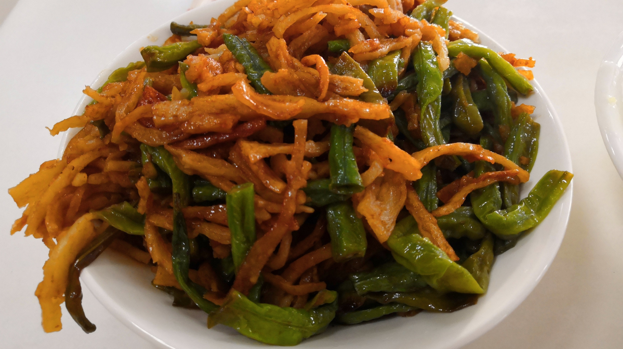 医院食堂的特色压轴菜,煸香豆角焖饼丝,小六把盘子都舔光了