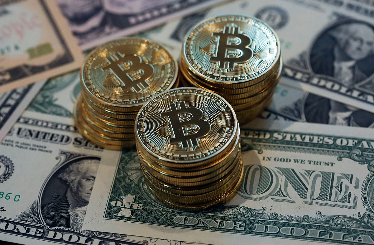 2016年1月29日,英国伦敦,比特币配图.stacks of bitcoins sit on top 