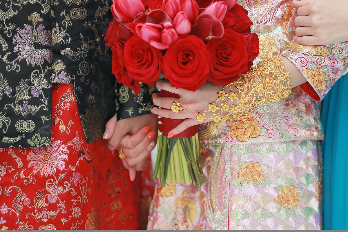 请以一、出嫁时女方要准备的东西二、结婚出嫁准备清单三、出嫁流程一览表以上大纲写一篇文章。开头字数大于等于三百个字。结尾两百五十个字。