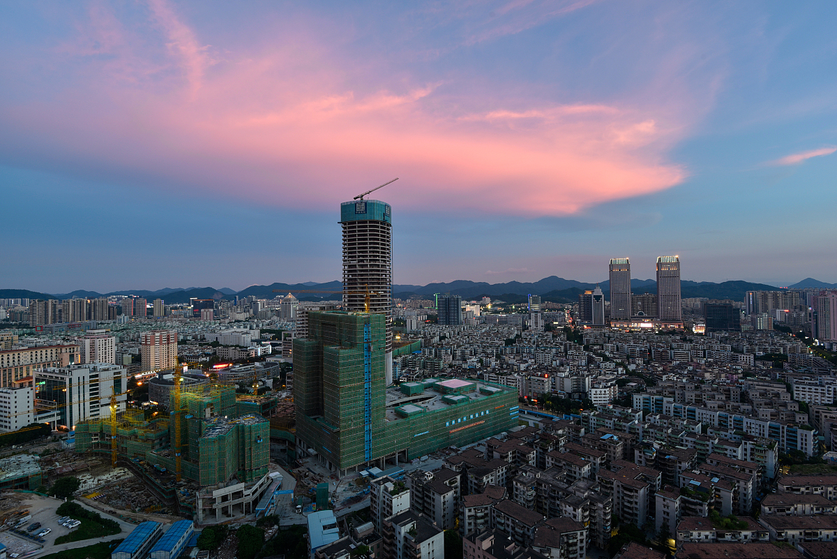 ***_***2017年6月12日,广东中山迎来了壮观的火烧云景象,上空浓云密布