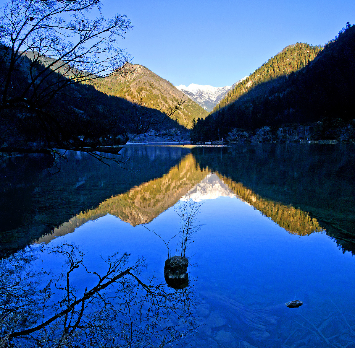 ***_***镜海的倒影独霸九寨沟,平静的湖水就像一面