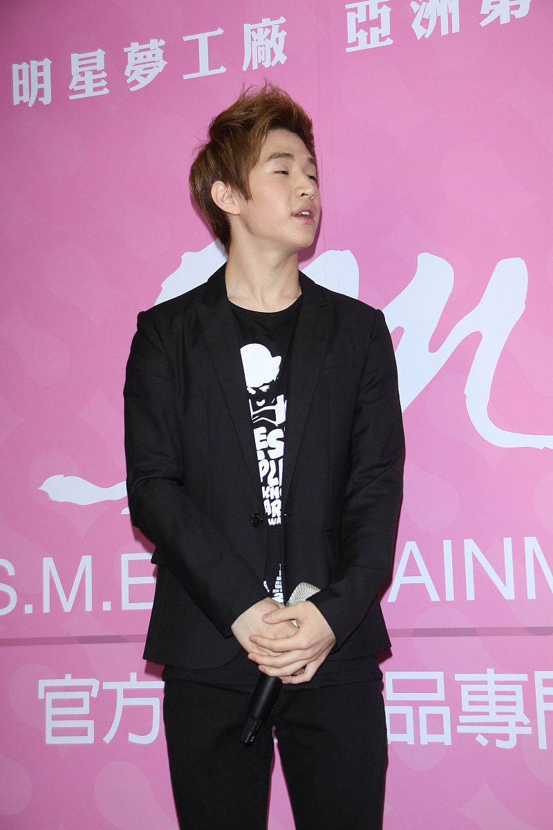 2011年7月8日,台北,"s.m.官方明星商品专门店"开业.super junior-m团