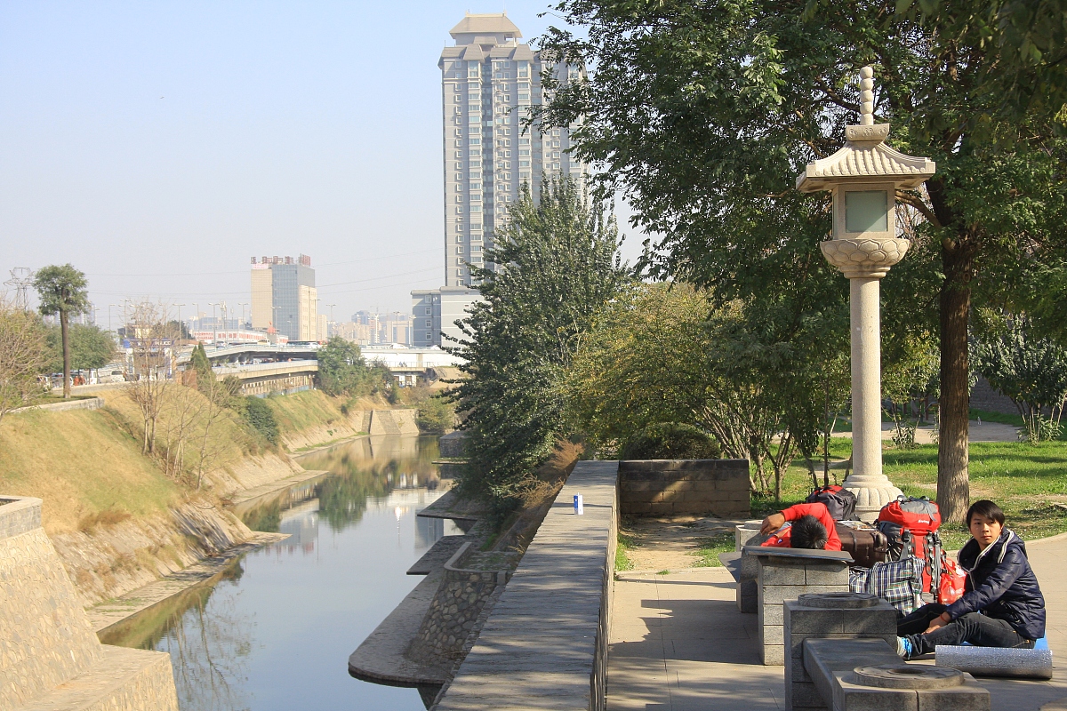 帮我排四套方案的交路。下周我要检查T256次或T778次和T5821列车第一天南宁出发并于第二天回到南宁。要求9：00和14：30在T256次或T778次或T5821列车上。可选择在南宁站、南宁东站、柳州站、桂林北站、全州南站、东安东站换乘动车、高铁、普速。哪套方案用时最短哪套方案在车站等待时间最长哪套不需要换乘？请注明乘车时间和换乘车次。