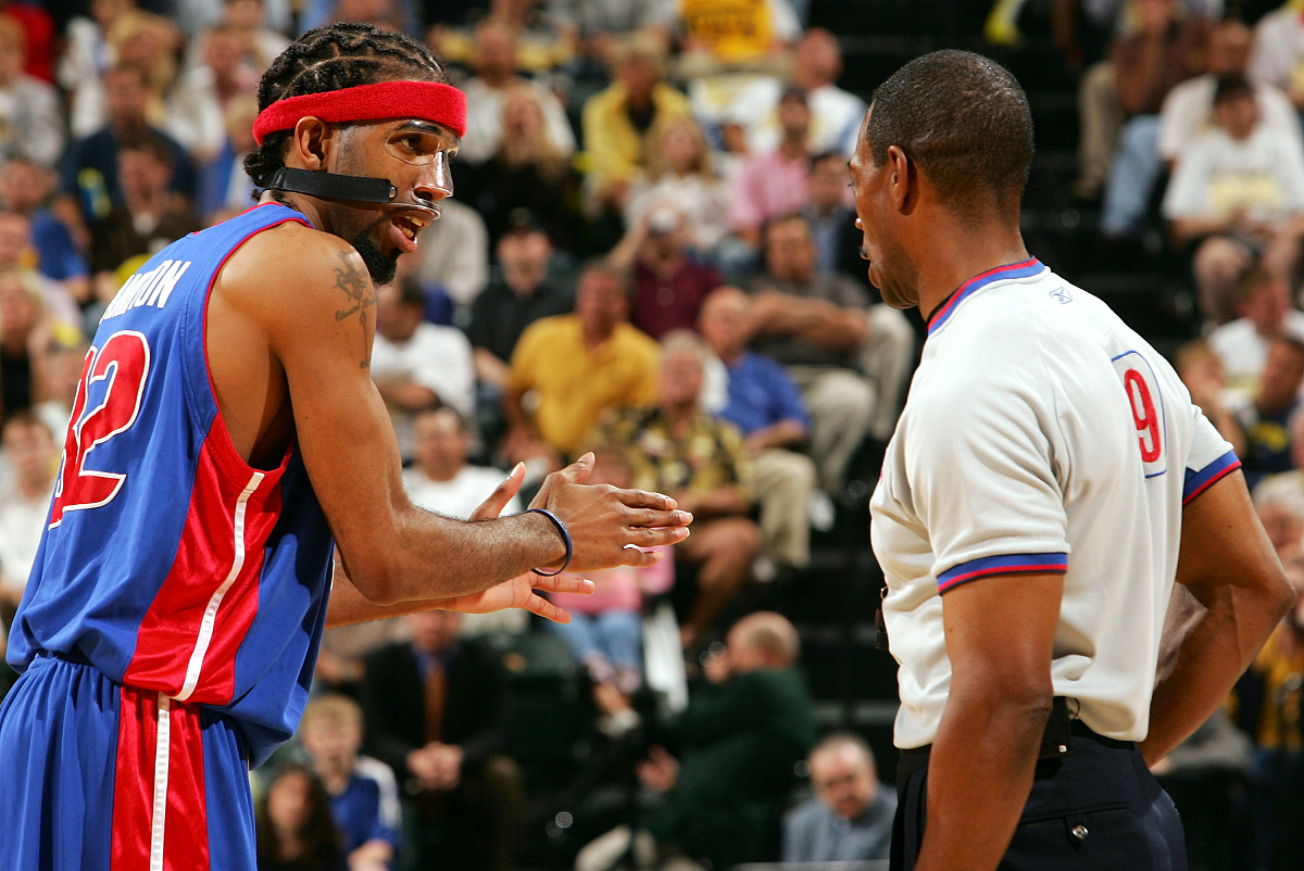 2005年5月13日,nba东部半决赛,活塞74-79负于步行者.汉密尔顿和裁判理