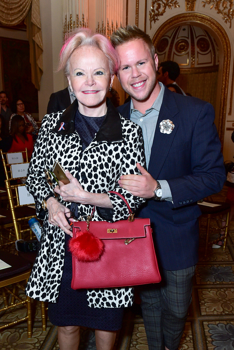 顺丰快递2016-2022年使用绿色包装的数据表
年份	绿色包装使用量（万吨）	绿色包装使用率（%）
2016	5.8	38.5
2017	6.2	41.3
2018	6.5	43.3
2019	6.8	45.3
2020	7.1	47.3
2021	7.4	49.3
2022	7.7	51.3
从哪里可以得到这些数据