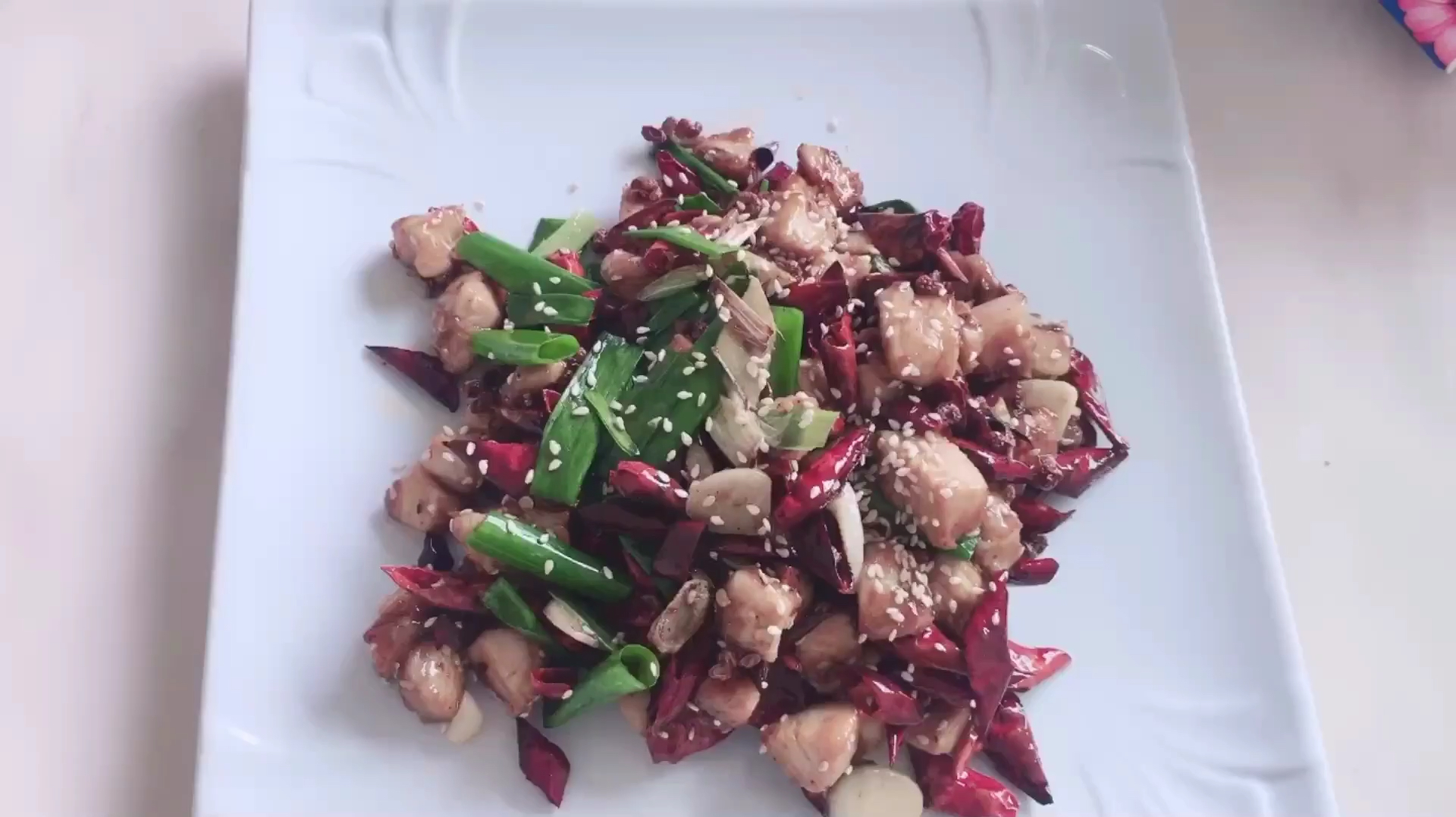 家常晓菜教你制作:家庭版香辣鸡丁,正宗做法,香辣味,味道适中