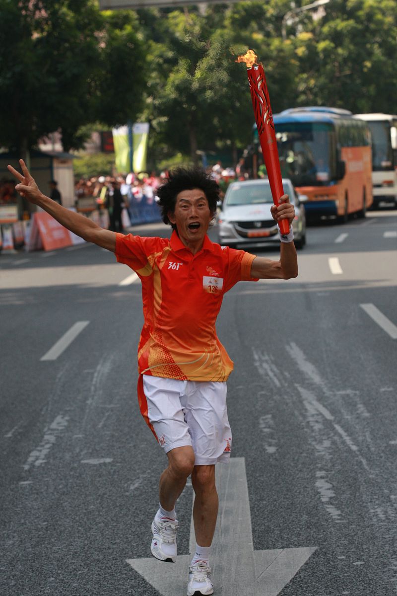 20条简短的微博体评论：今天起杭城共燃点亮每个人心中的亚运火炬