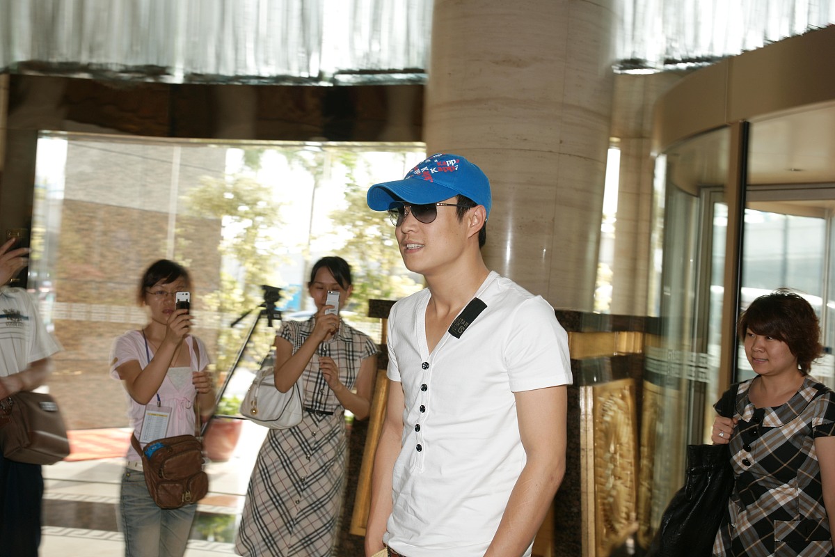 2009年9月4日,南宁,小沈阳夫妇亮相南宁机场,引起轰动.  ***_***小沈