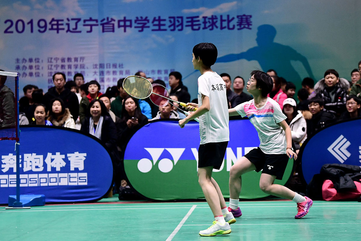 请写一个羽毛球比赛开场致辞是我们学校主办六个学校参加要求有文采有一定高度1200字