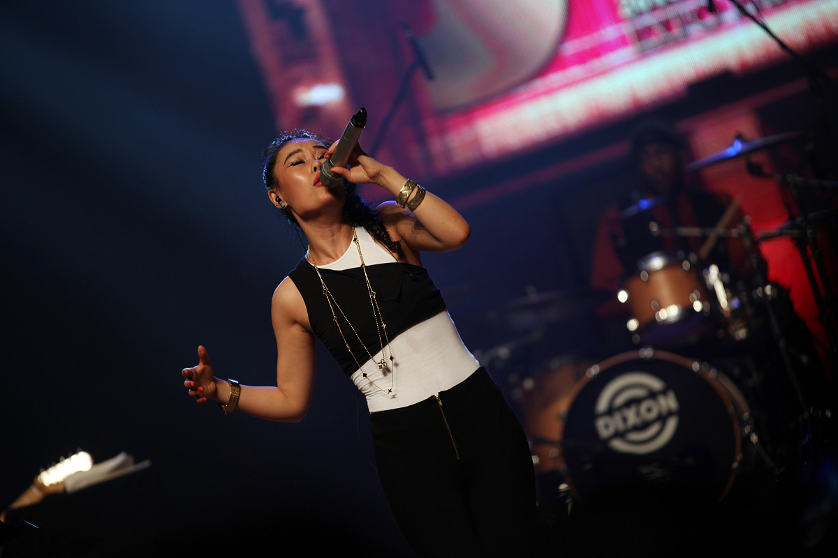 写一首表达怀旧情绪的爵士中文歌曲歌词表达的主题为独立。歌词结构为verse1、verse2、Pre-Chorus、chorus1、chorus2、verse3、verse4、Bridge、chorus3、chorus4结构完整性温度值为2。建议歌词结尾以anwanyangwangshang押韵温度值为01。保证chorus1、chorus2、chorus3、chorus4歌词不重复此要求温度值为1