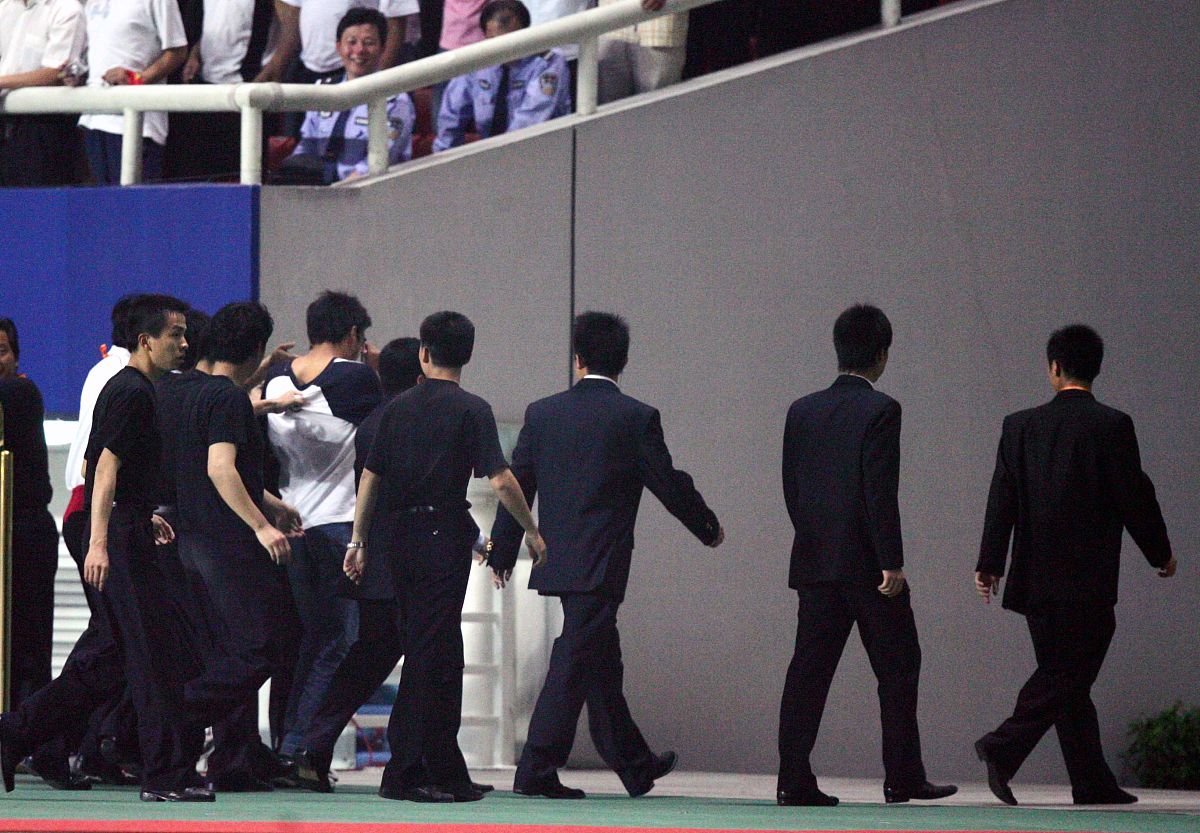 2007年4月21日,武汉,足球表演赛,中国女子足球队迎战国际足联世界明星