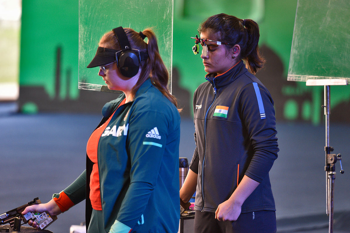 写一个枪战游戏的html