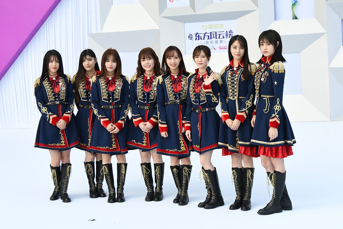 桃乃木香奈 - 前AKB48成员，现乃木坂46人气偶像