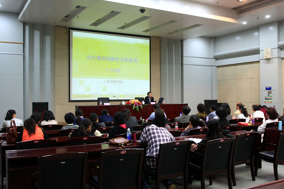 2012年4月27日,江苏省南通市,著名戏剧导演卢昂举办讲座.***_***卢昂+