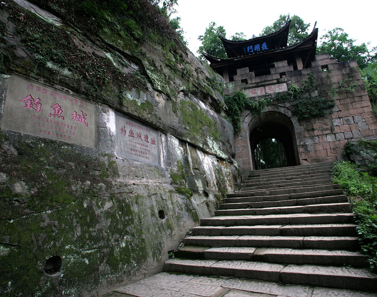 2006年10月27日,重庆,钓鱼城上的护国门,左边岩壁上刻着两块碑文,"钓
