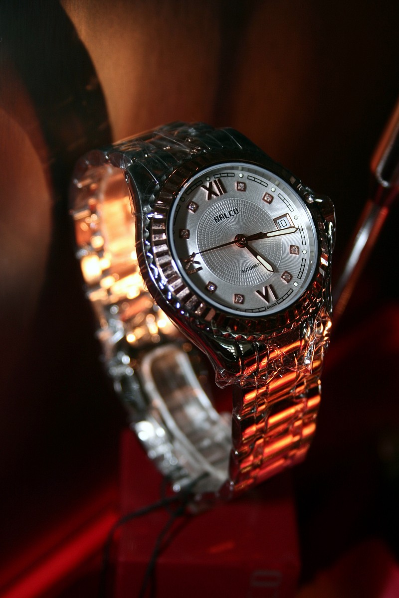 请参考以下内容重新生成一篇不少于800汉字的原创文章。主题是：《中国十大名表中国十大名表最新排名大全》语言要幽默口语化。1飞亚达、2天王、3罗西尼、4依波、5海鸥表、6上海表、7北京表、8格雅表、9雷诺表、10宝时捷