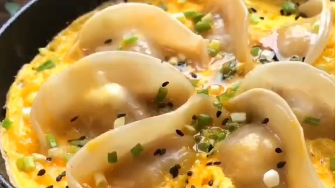 让速冻饺子也可以变得更加美味的蛋抱煎饺,香香脆脆