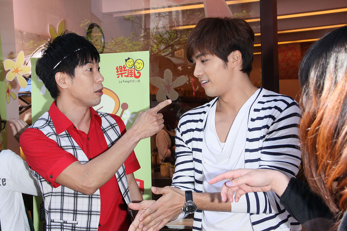 写一篇林渝超与陈泓睿的爱情故事