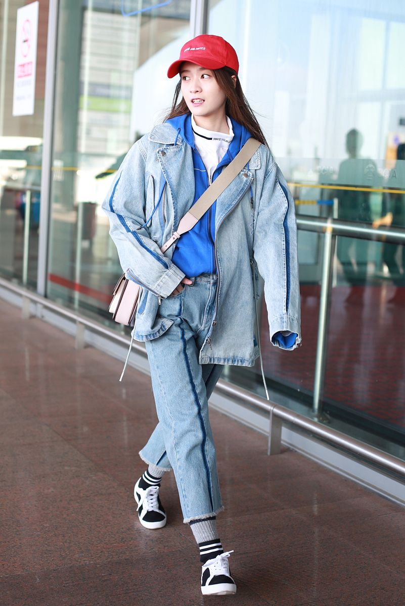 来一篇秋日卫衣时尚穿搭文案以描述服饰具体细节为主题服饰类型：深蓝色翻领卫衣单品、雪白色卫衣时尚感设计、黑色防风薄款夹克衫外套