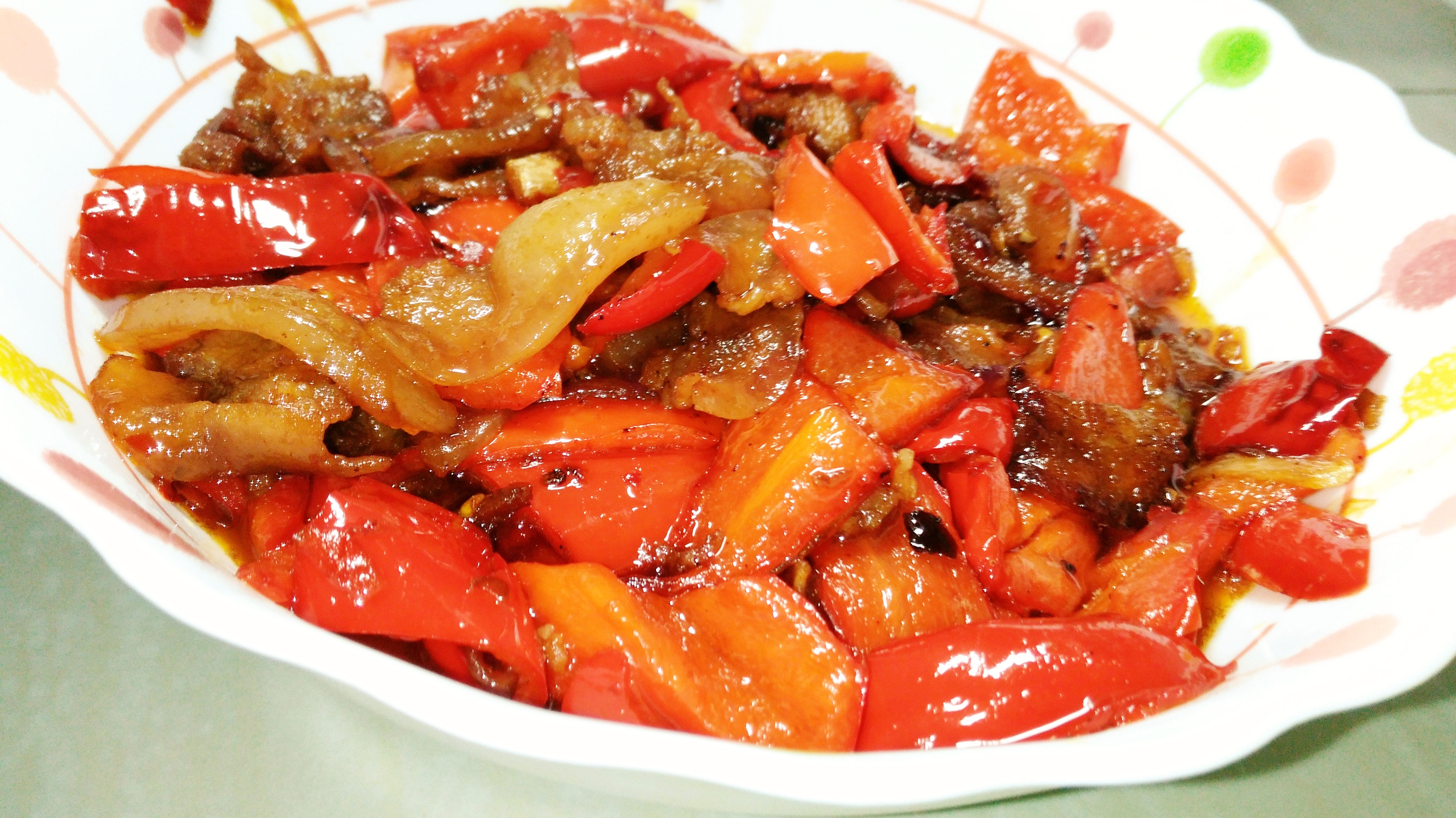 农家小炒红椒肉片,甜椒和肥肉这样炒就是香,好吃的家常菜美食!