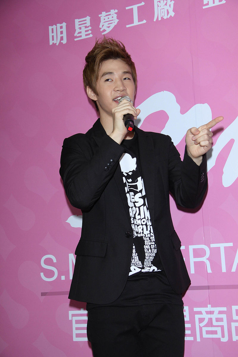2011年7月8日,台北,"s.m.官方明星商品专门店"开业.super junior-m团