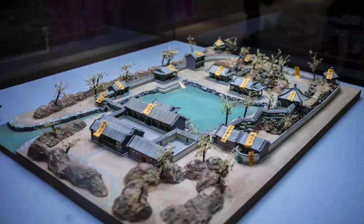 元明清都建筑在北京，这三个时期的北京城各有什么不同?