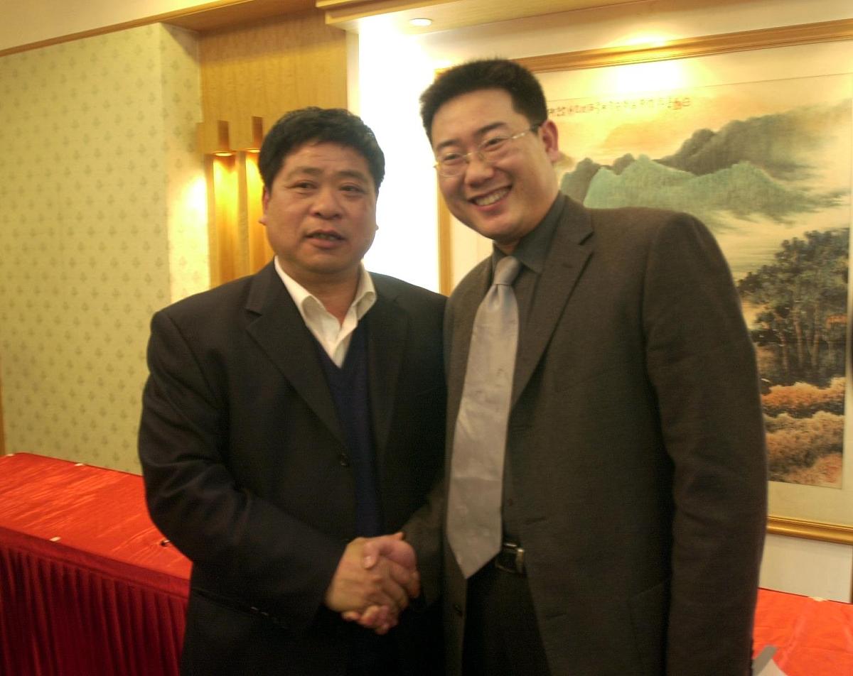 2004年1月7日晚上8点30分,重庆力帆俱乐部与威远信息技术有限公司签约