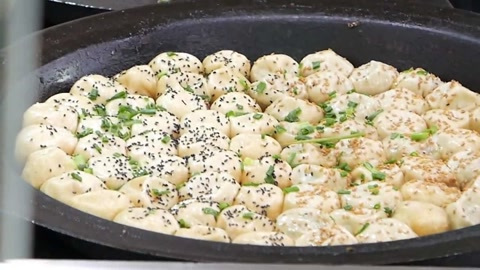 实拍上海生煎包和豆腐泡丸子汤的制作过程