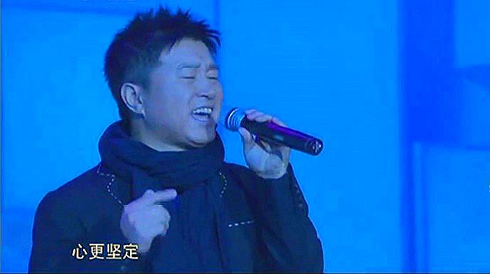 [图]满文军演唱《与我同行》,情感真挚,感人至深