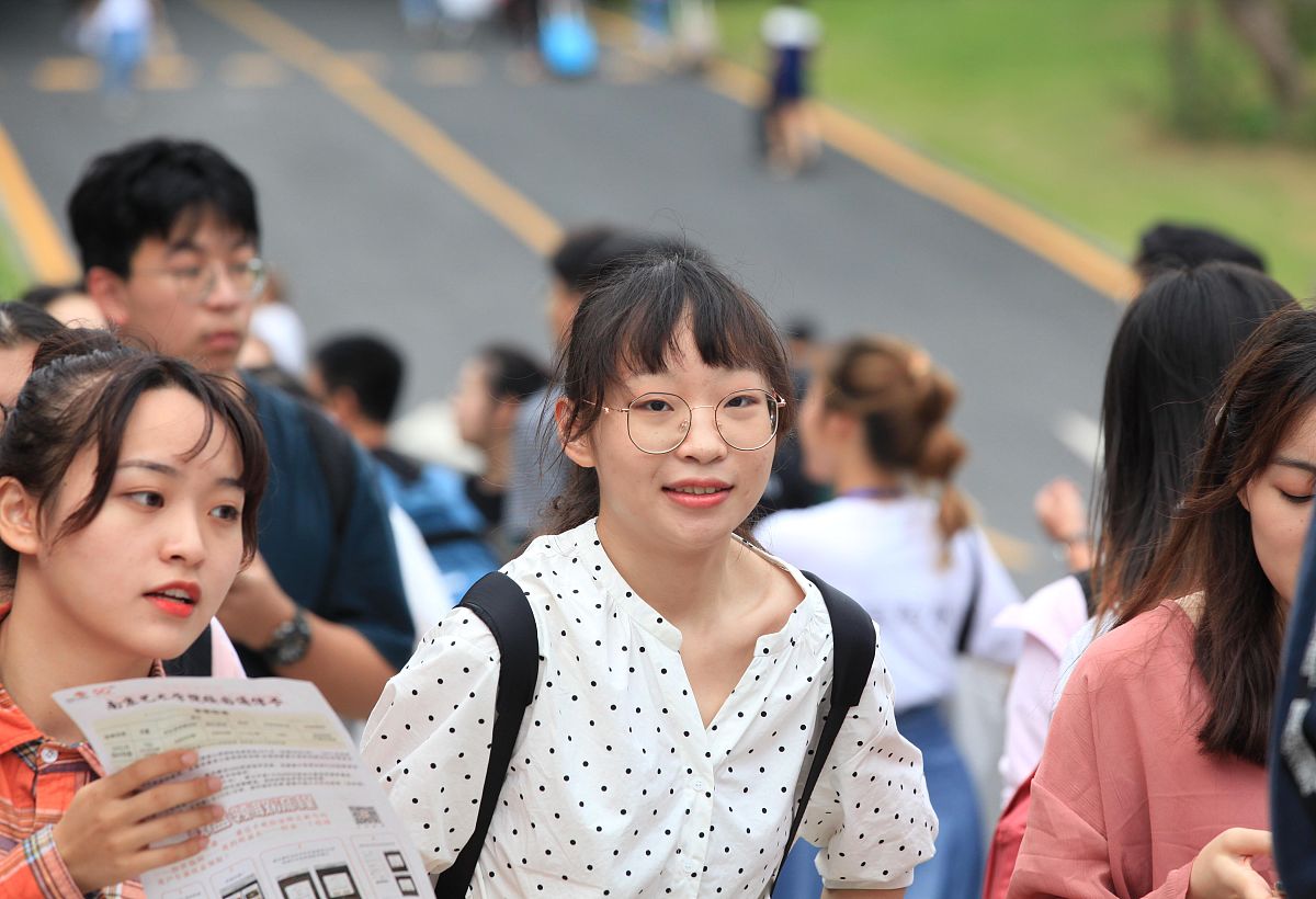 帮我优化一下下面的自我介绍一百字 可可老师同学们好！我叫何其蓉。很高兴和大家一起在大众职校相处了十二、三天。我本人性格活泼开朗热爱生活。对于有学习的机会充满了热情