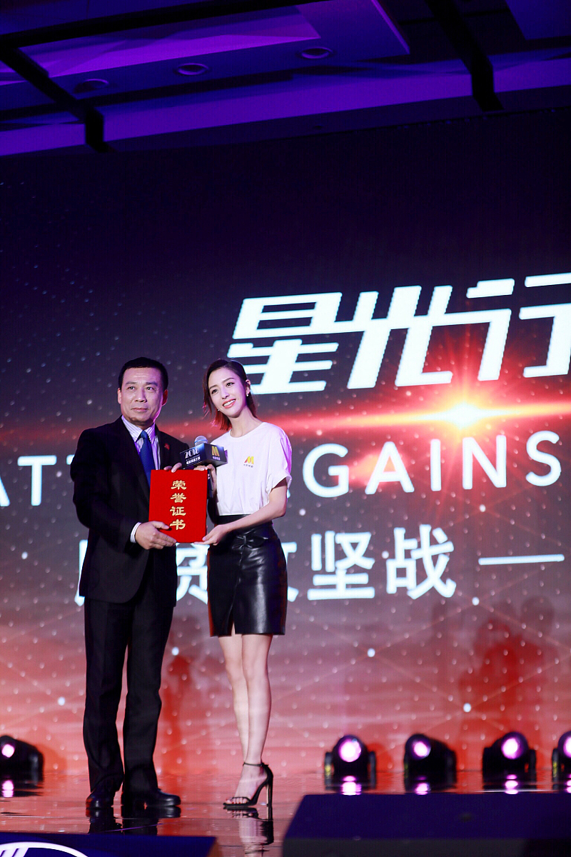 21届上海电影节:杨幂佟丽娅单白t依旧女神 亲密热聊放电