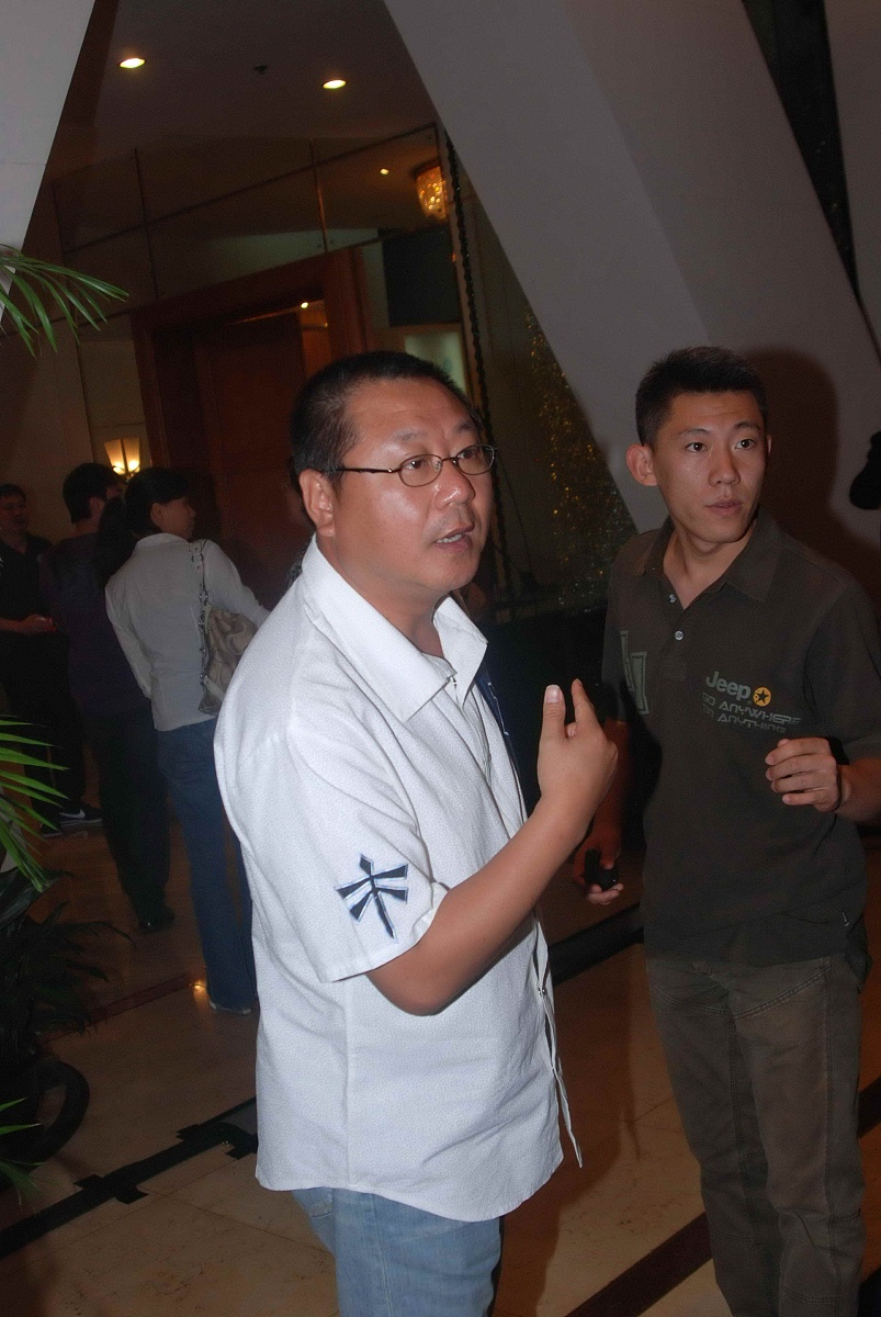 2008年9月27日,上海,范伟参加完《即日启程》发布会现身贵宾室.+++_++