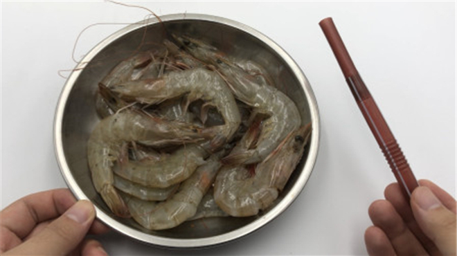 去虾线时不要用牙签,虾店老板教我一招,一根吸管轻松解决!