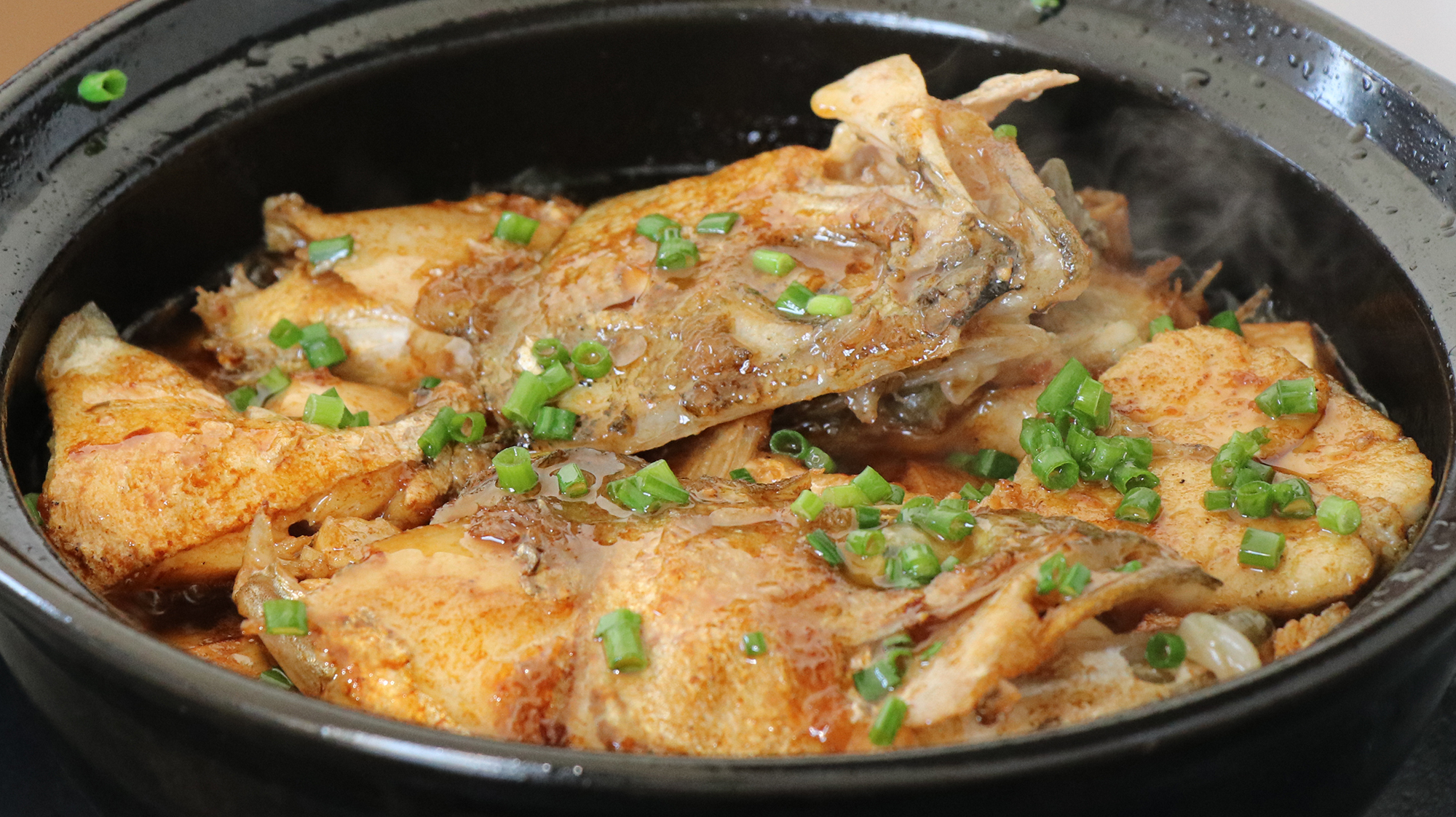 豆腐焖鱼试试这种做法,鱼肉香嫩,豆腐也非常入味,吃着好解馋