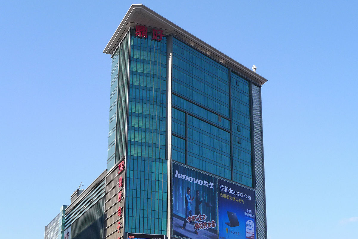 2009年1月18日,走进北京中关村的"海龙大厦",人们发现一层电梯旁,一处