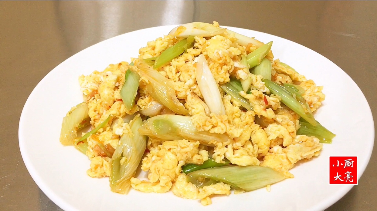 大葱酱鸡蛋怎么做?试试大厨这个方法,葱香四溢,鸡蛋蓬松滑嫩