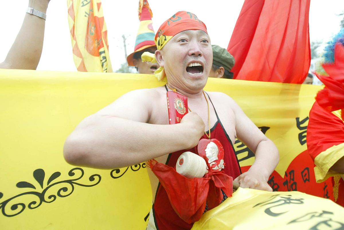 2004年7月17日,在离亚洲杯开幕还有4个小时的时候,火爆球迷抢先出击,